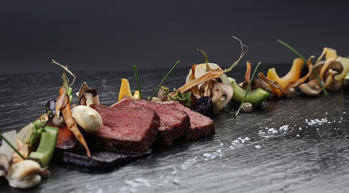 Sous vide sirloin steak met vergeten groenten en champignon.